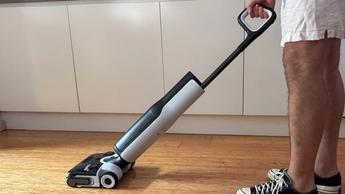 Aspiradora húmedo-seco Roborock F25 Ace limpiando el piso de la cocina
