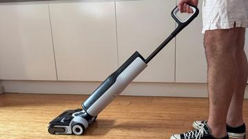 Aspiradora en húmedo y seco Roborock F25 Ace limpiando el suelo de una cocina