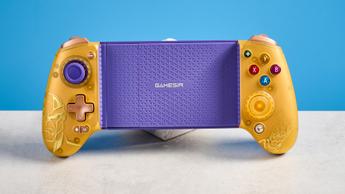 En gylden GameSir G8 Plus mobilcontroller med ergonomiske greb