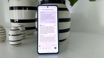 Motorola razr mostrando funciones de moto ai en pantalla completa