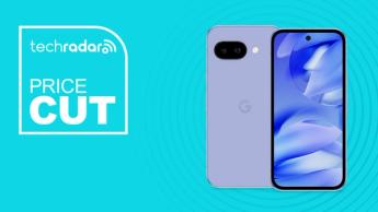 Smartphone Google Pixel 9a sobre fundo azul com destaque de promoção de preço