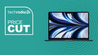 MacBook Air M2 visas på en blå bakgrund med kampanjpris och rabatttext