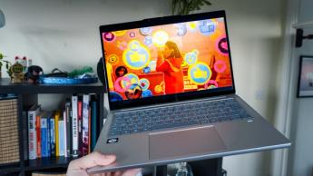 Lenovo Chromebook Plus 14 laptop öppen på ett skrivbord