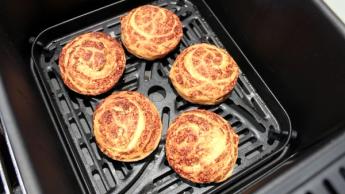 Fritadeira a ar infravermelha T-Fal sobre uma bancada de cozinha