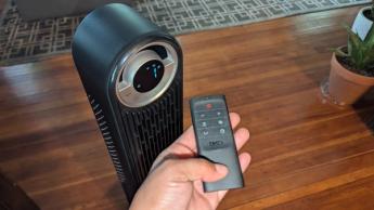 Ventilador de torre inteligente Dreo 519S colocado en una sala moderna