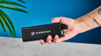 Das Sennheiser Profile Wireless Mikrofon-Set mit Lade- und Transportcase, zwei Mikrofonen, Empfänger, USB-C- und Lightning-Adaptern sowie Cold-Shoe-Halterungen