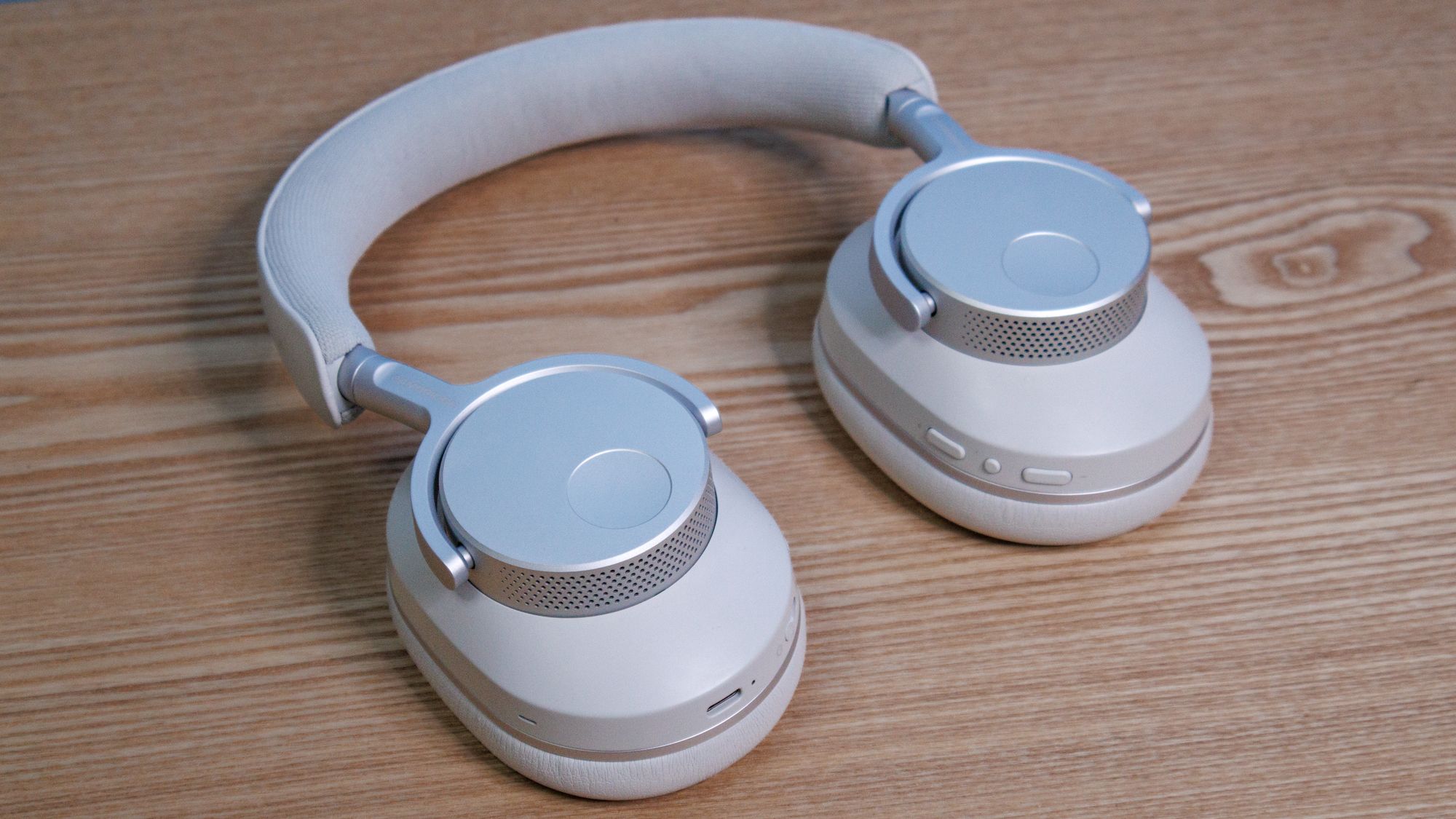 Kabellose Cambridge Audio Melomania P100 SE Kopfhörer auf einem Tisch