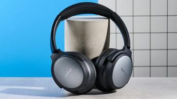 Schwarze Earfun Tune Pro Kopfhörer mit weichen, grauen Kunstleder-Ohrpolstern auf blauem Hintergrund