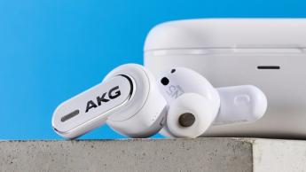 Weiße AKG N5 Hybrid-Ohrhörer von Harman in ihrem Ladecase mit Zubehör