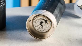 Moedor de café manual 1Zpresso Q Air sobre um fundo azul