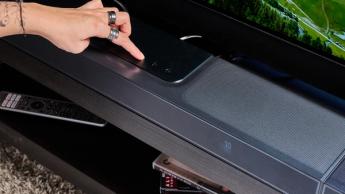 Das schwarze JBL Bar 1300X Soundbar-System mit HDMI-Anschlüssen, kabellosem Subwoofer und zwei abnehmbaren Surround-Lautsprechern