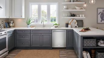 Lavavajillas empotrable KitchenAid KDTE204KPS de 24 pulgadas con controles superiores, instalado en una cocina moderna
