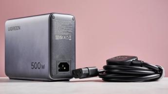 Cargador USB Ugreen Nexode de 500 W con seis puertos y cable de alimentación incorporado