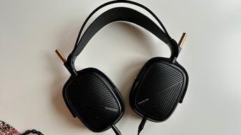 Shanling HW600 kablede hovedtelefoner liggende på en hvid overflade