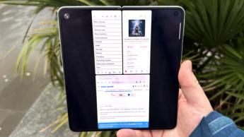 Celular dobrável Oppo Find N5 exibindo os aplicativos Google Docs, Apple Music e Chrome