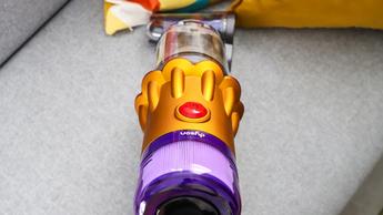 Acercamiento al botón de encendido de la aspiradora Dyson V12 Detect Slim