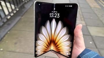 Smartphone dobrável Oppo Find N5 com tela principal parcialmente aberta