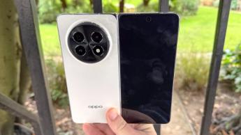 Smartphone dobrável Oppo Find N5 aberto, mostrando o design traseiro