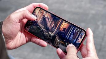 Google Pixel 9a affichant le jeu mobile Modern Combat