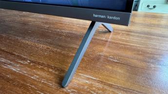 Крупный план угла телевизора Sharp GM6245K 43 дюйма с логотипом Harman Kardon