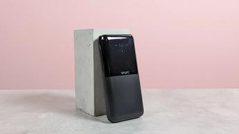 VRURC 20.000 mAh 20W powerbank hviler på en hvid sokkel med lyserød baggrund