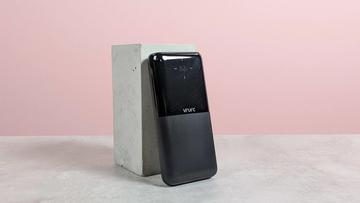 VRURC 20.000 mAh 20W powerbank hviler på en hvid sokkel med lyserød baggrund