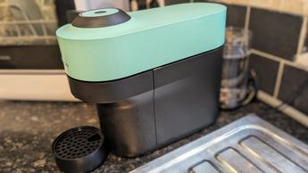 Máquina de café Nespresso Vertuo Pop siendo probada en una cocina doméstica