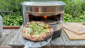 Horno de pizza Solo Stove Pi Prime para exteriores en una terraza