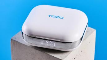 Tozo OpenEgo Open-Ear Wireless-Kopfhörer vor blauem Hintergrund