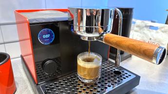 Máquina de espresso Fellow Espresso Series 1 preparando um espresso