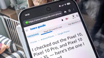 Google Pixel 10 Pro warna moonstone ditampilkan dalam foto ulasan