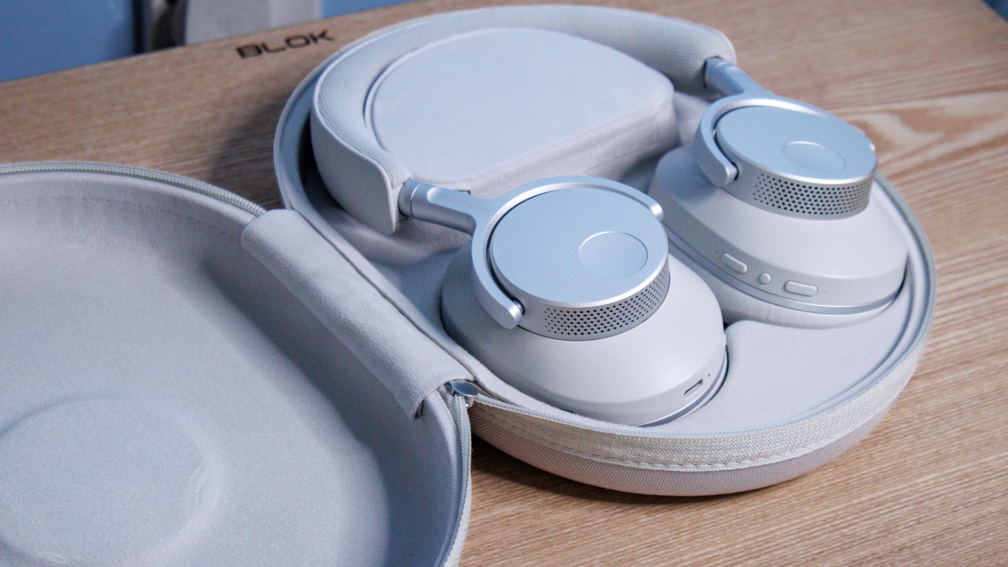 Kabellose Cambridge Audio Melomania P100 SE Kopfhörer in ihrer Ladehülle auf einem Tisch