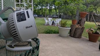 Ventilador portátil Shark FlexBreeze HydroGo refrescando un área de jardín al aire libre
