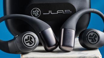 Jlab Epic Open Sport Open-Ear-Kopfhörer in Schwarz auf blauem Hintergrund