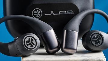 Jlab Epic Open Sport Open-Ear-Kopfhörer in Schwarz auf blauem Hintergrund