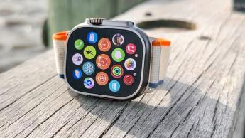 Apple Watch Ultra 2 hviler på en vejrbidt træoverflade