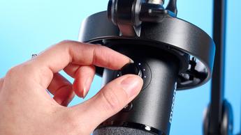 Das Maono PD1300X Podcast-Mikrofon mit XLR- und USB-C-Anschlüssen, montiert an einem Schwenkarm, mit sichtbaren Stummschaltungs- und Steuerungsreglern.