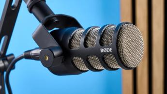 Rode PodMic Podcast- und Rundfunkmikrofon auf blauem Hintergrund mit Rode DS2 Tischständer