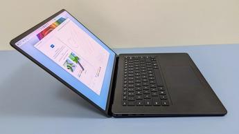 왼쪽에서 본 Microsoft Surface Laptop 7, 15인치 화면이 45도 각도로 뒤로 젖혀진 모습