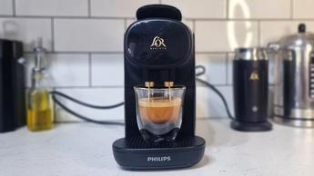 Máquina de café L'OR Barista System em exibição