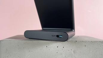 Micro USB-porten på bagsiden af Anker 313 trådløse opladerstander