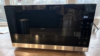 Vista frontal del microondas de sobremesa LG NeoChef con tecnología Smart Inverter, 0.9 pies cúbicos, modelo MSER0990S