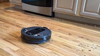 aspirador robot que limpia eficientemente Cheerios del suelo