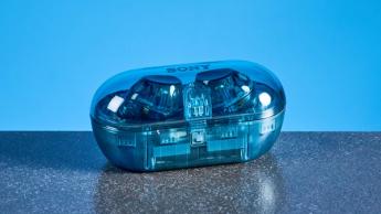 Ein Paar blaue kabellose Sony WF-C710N Bluetooth-Ohrhörer