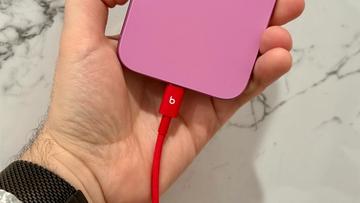 Et Beats-lydkabel tilsluttet en iPhone