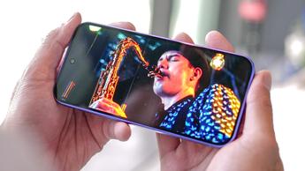 Google Pixel 10 reproduciendo un video en la app de YouTube