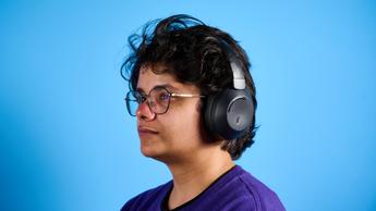 Mixx StreamQ C4 kabellose Kopfhörer in Schwarz mit weichen Ohrpolstern und Tastensteuerung vor blauem Hintergrund