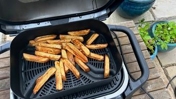 Crujientes patatas fritas cocinadas en una parrilla Ninja Woodfire