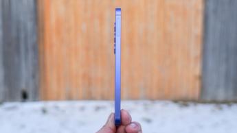 Smartphone Samsung Galaxy S25 Plus sostenido en la mano de una persona