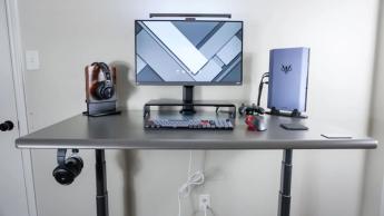 Un escritorio moderno con un solo monitor que incluye el Autonomous SmartDesk 5